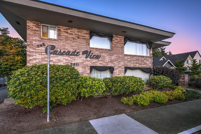 Vista de la cascada | 3611 Colby Ave - Glacier Vista