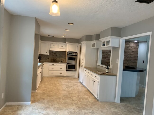 Photo - 614 Ellingham Dr