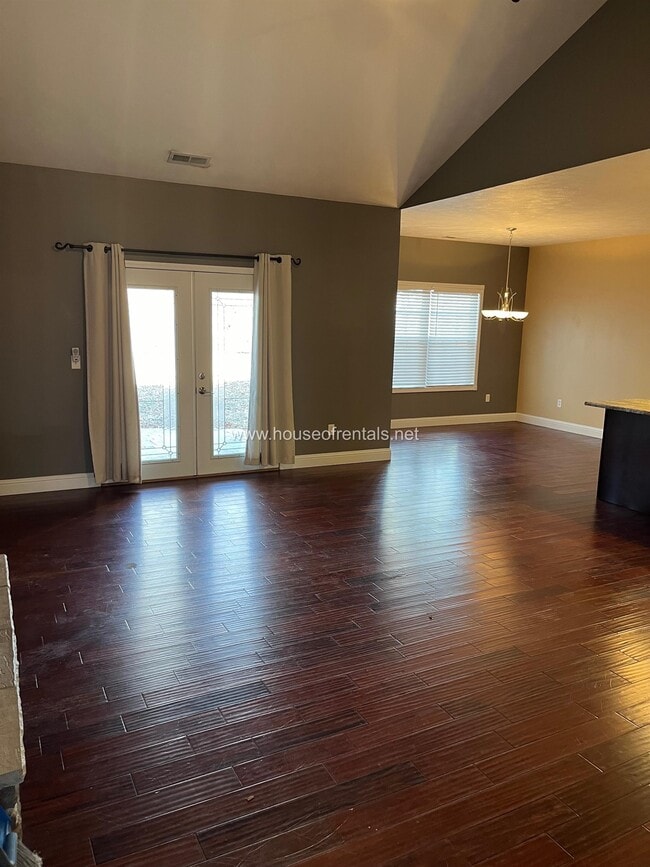 Photo - 305 S McVicker Dr