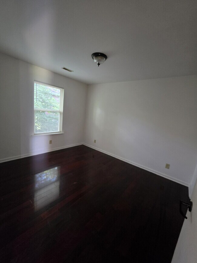 Comfortable 2-Bedroom Unit with Washer, Dryer & Off-Street Parking