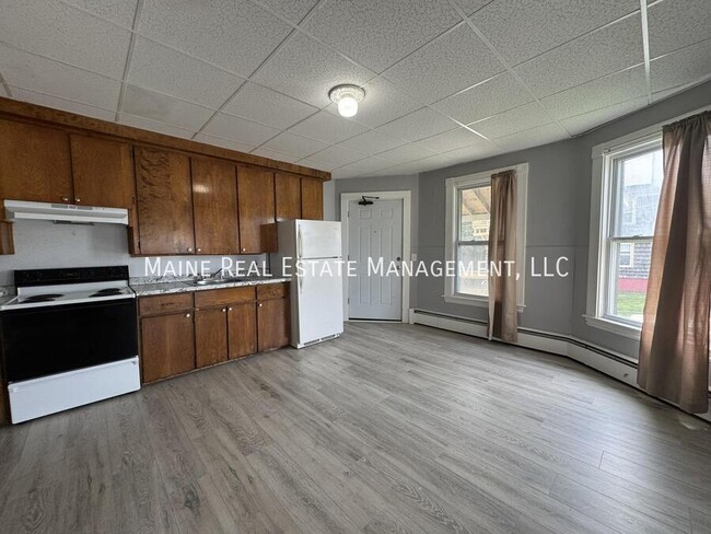 Building Photo - 131 College Ave Rental