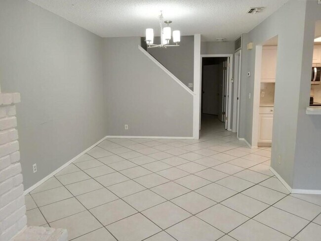 Photo - 910 E Meadowmere Ln