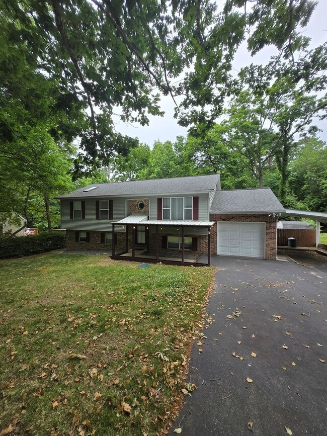 Building Photo - Nice Big 3 bedroom Home