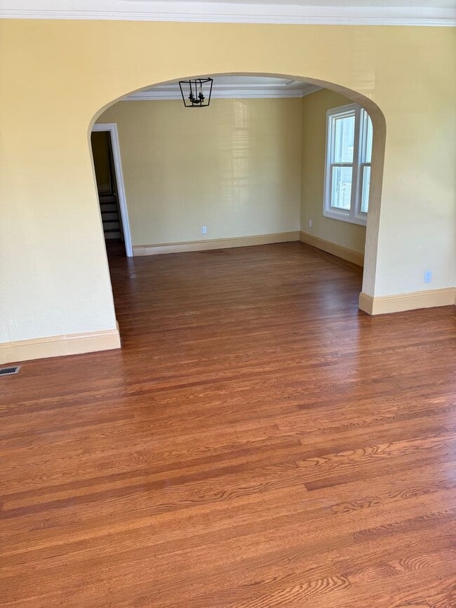 667 65th St Unidad Front House