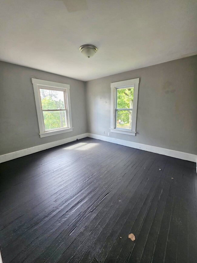 Photo - 1411 Laiblin Pl NE