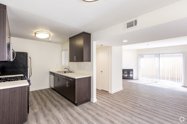 2BR, 2BA - 900SF