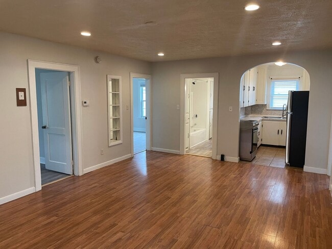 Building Photo - 12 Vine St Unit 1