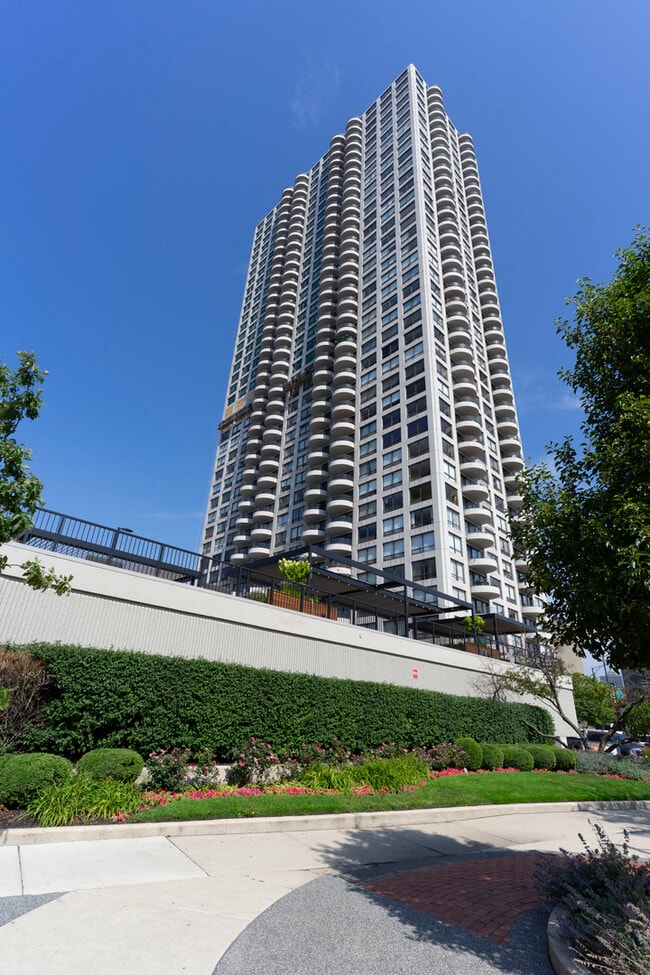 Building Photo - 2020 N Lincoln Park W Unit 17L Rental