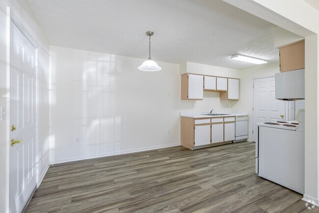 2BD, 2BA - 1,008SF - Dining Room and Kitchen