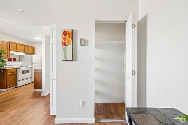 1BR, 1BA - 610SF - Living Room
