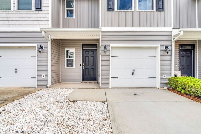 Photo - Newer 3 Bed/2.5 Bath Townhome with Modern ...