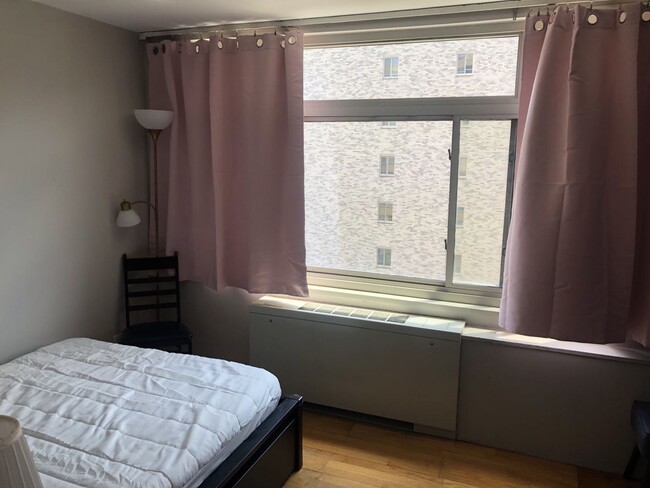 Dormitorio pequeño - 2401 H St NW Unidad 602