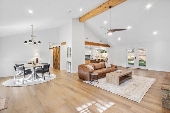 Photo - 550 N College St