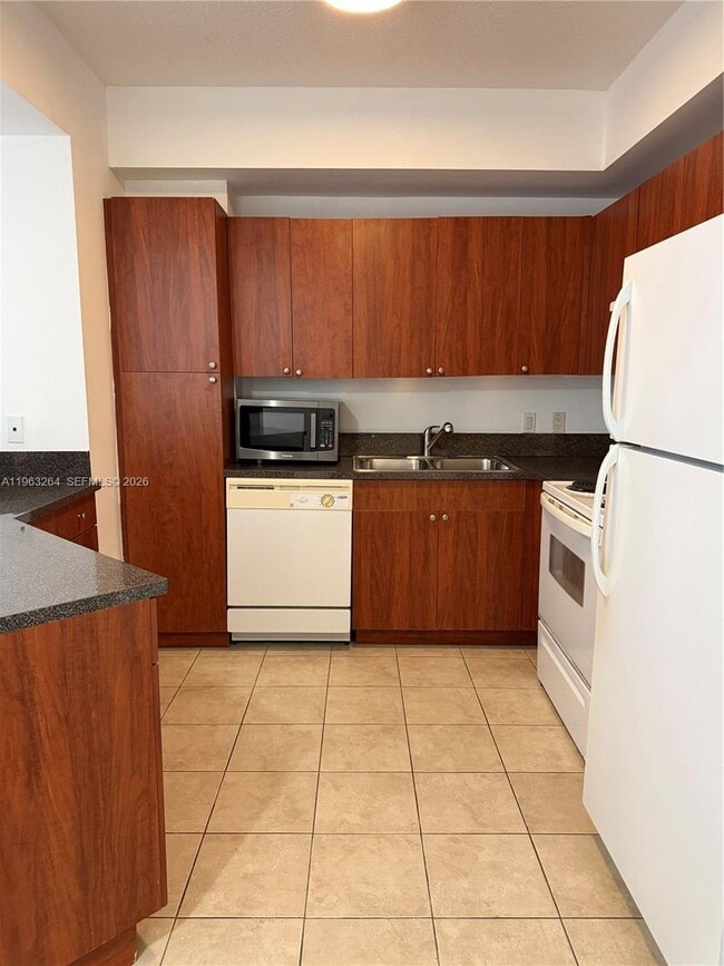 Photo - 115 SW 11th St Unidad 805