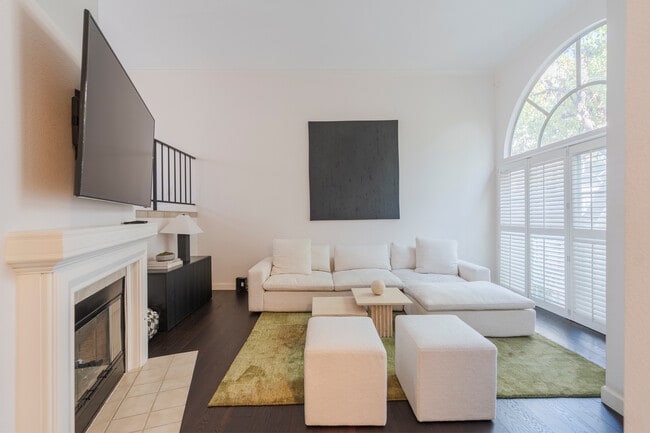 Photo - 5455 Sylmar Ave