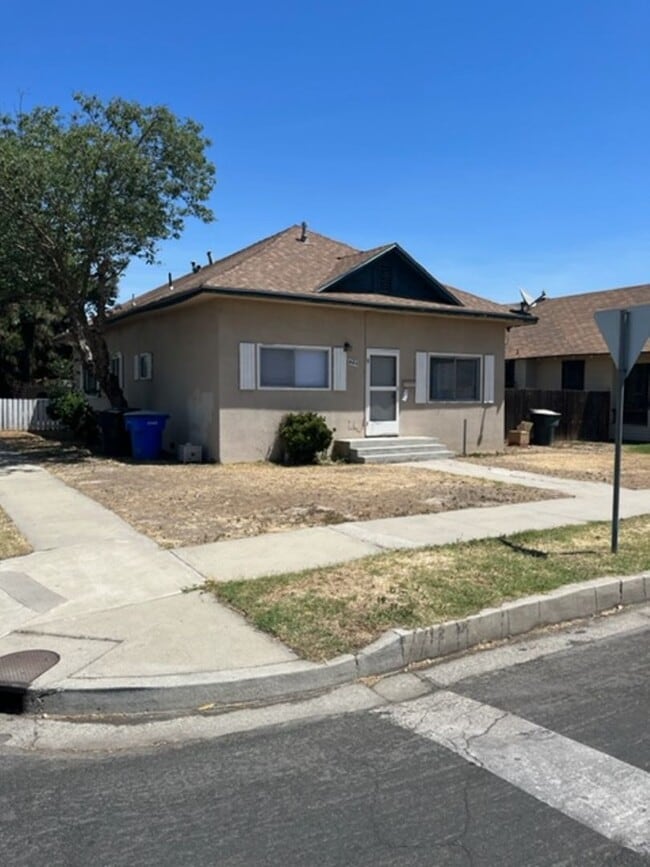 Building Photo - 1 BEDROOM 1 BATH DUPLEX FOR RENT Rental