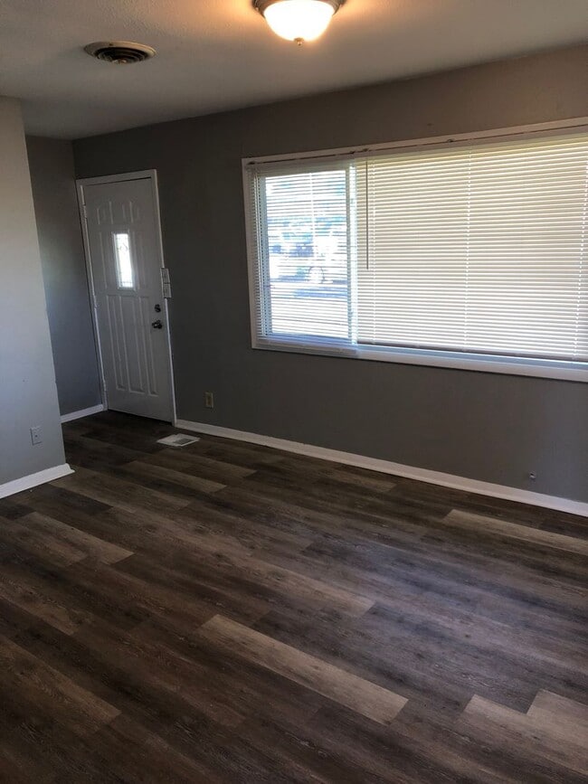 Photo - Single House 3 Bdr with Fenced yard and Garage AVAILABLE NOW