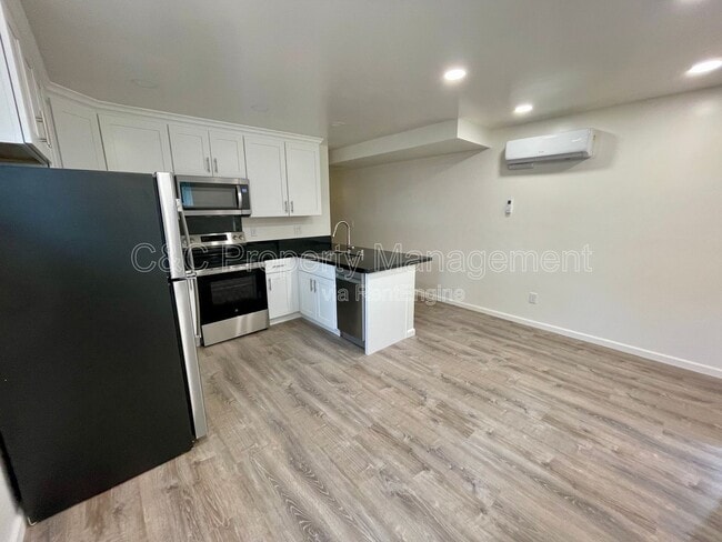 Building Photo - 599 Irving Ave Unit 4