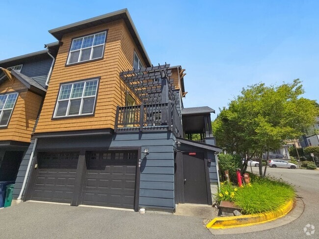 Building Photo - Spacious 3BR/3.5BA Townhome in Desirable E...