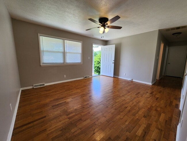 Photo - Spacious 3-Bedroom, 1-Bathroom Home AVAILABLE NOW!!