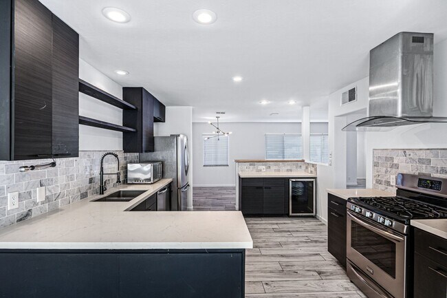 Building Photo - Now Leasing – Fully Updated Scottsdale Home!