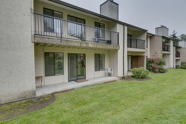 Building Photo - Roomy Remodeled  Kirkland Condo