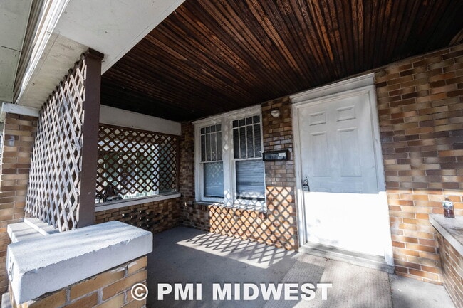"Charming 3-Bed Duplex Retreat in Indianapolis – Spacious 1,318 Sq Ft with Modern Amenities!"