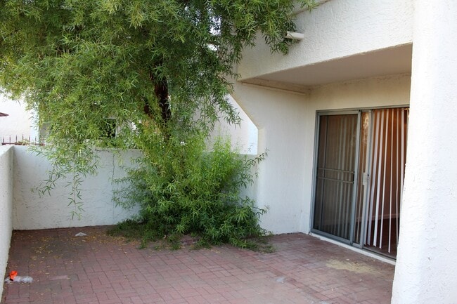 Photo - Studio Located in Monaco South Scottsdale Condominiums Unidad N101