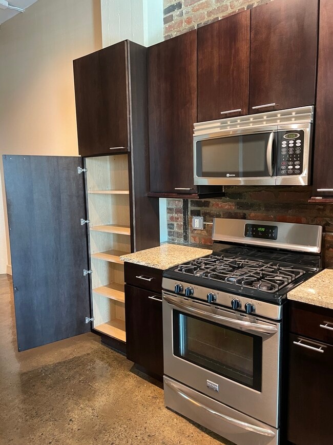 Kitchen pantry - 95 Perry St Unit 202