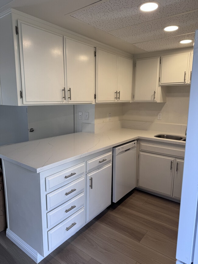 Kitchen - Corinth Ave. Apartments