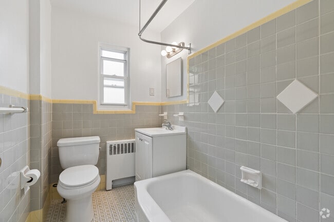 2BR, 1BA - 700SF - Bathroom