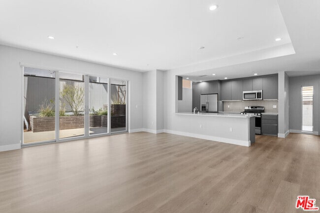 Building Photo - 1223 Hayworth Ave Unit 4 Rental