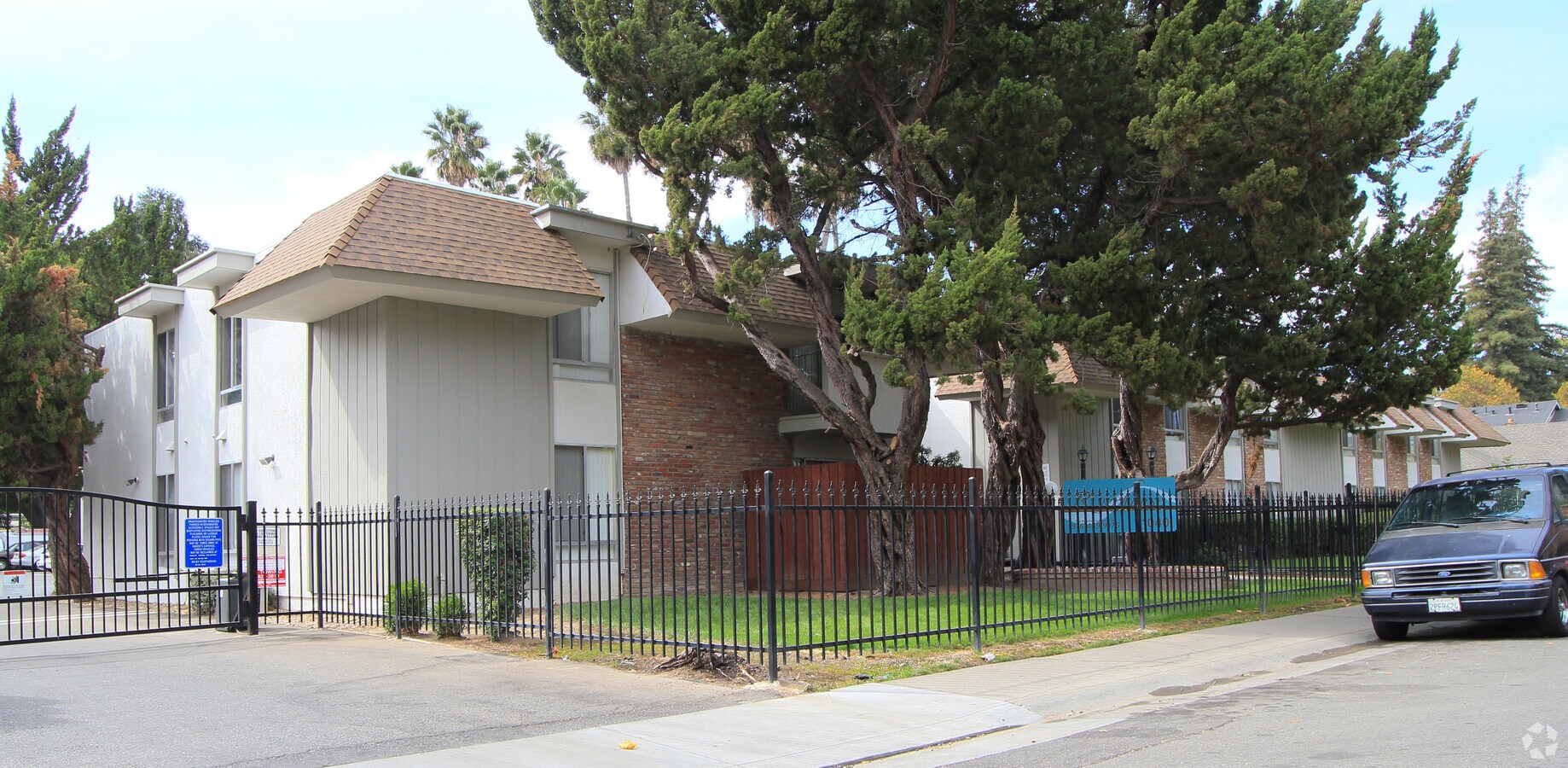 Riverhouse Apartments - Riverhouse Apartments