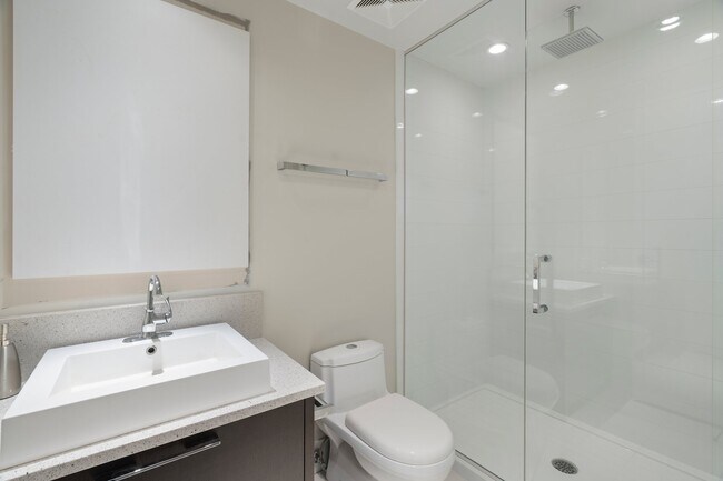 Photo - 1-3010 10 St SW