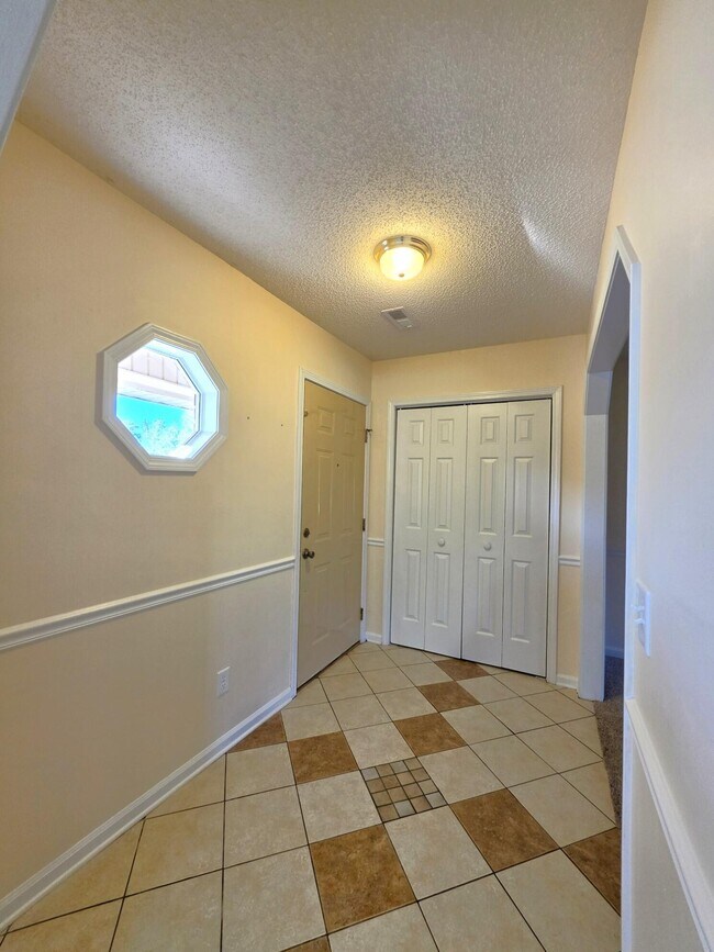 Photo - 450 Derek Dr