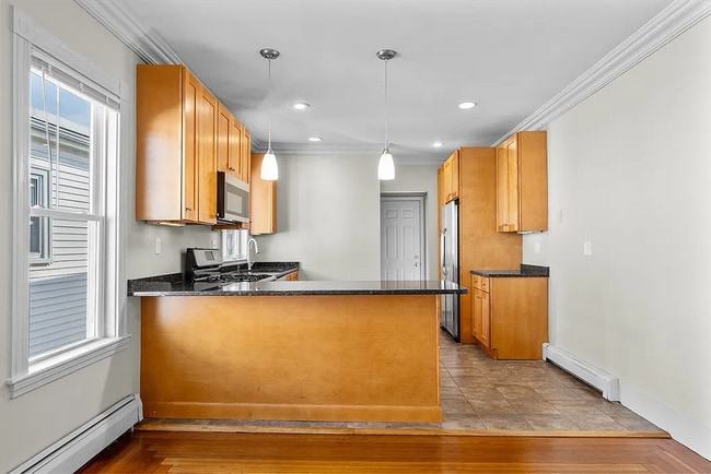 Building Photo - 11 Woodlawn St Unit 1