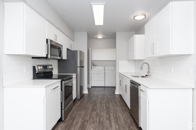 2BR, 2BA - 1,072SF - Kitchen - 5819 Glisan