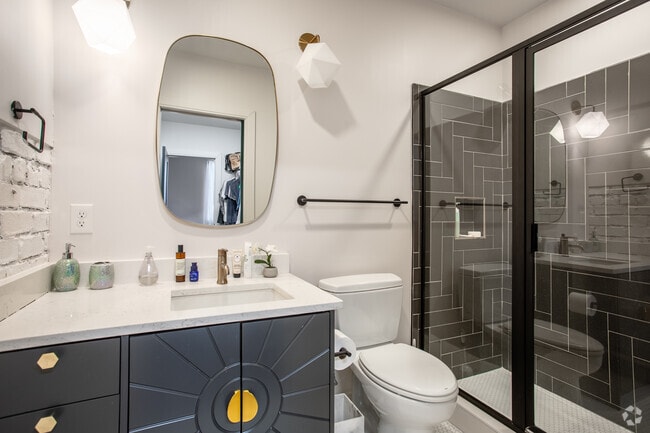 2BR, 2BA - 1,097SF - Primary Bathroom