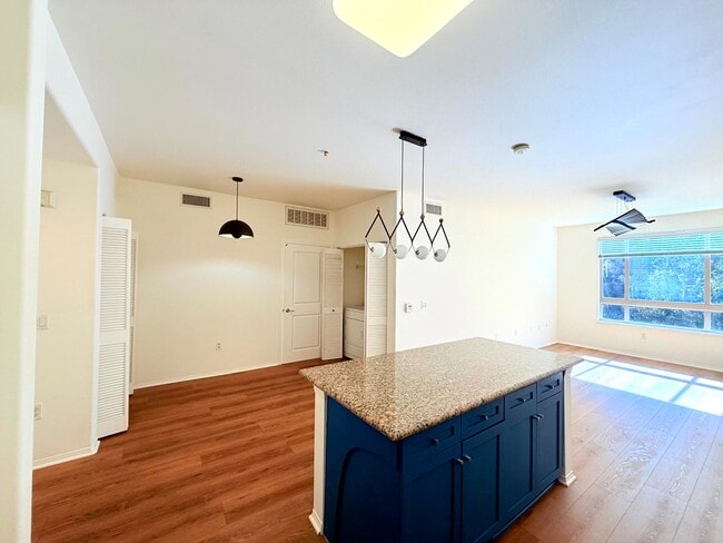 Photo - Gorgeous Spacious 2 Bedroom - 2 bath Condo with parking in Little Tokyo Unidad 215