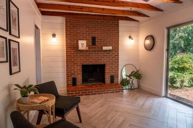 Photo - 901 White Ave S E