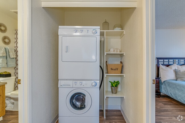 2BR, 2BA - 900SF - Laundry