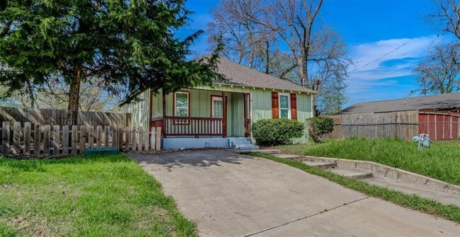 Photo - 902 Davy Crockett St House
