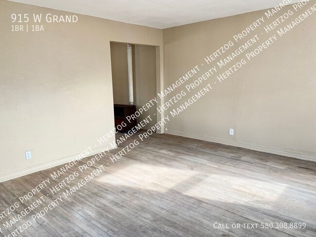 Photo - 915 W Grand-