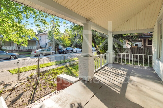 Photo - 2056 Moncrief Rd