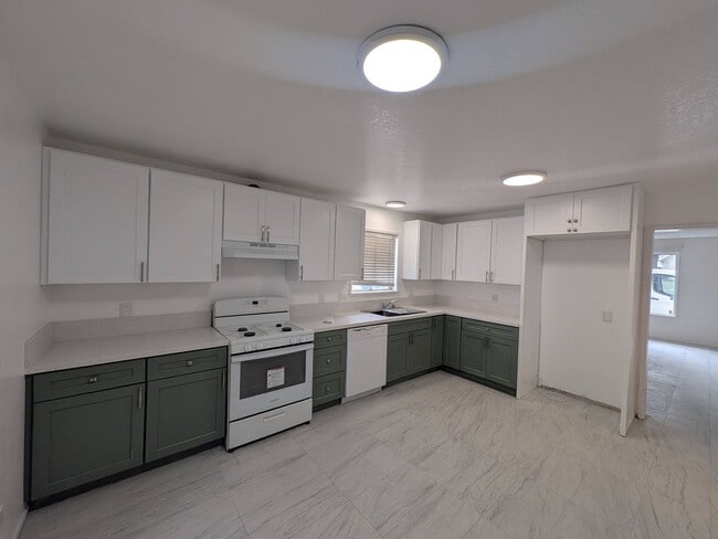 Photo - B- 6-Unit 9532-9536 1/2 Cedar Street. Unidad 9532