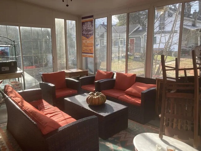 Beautiful sunroom, tenant has full access - 8702 49th Ave Casa