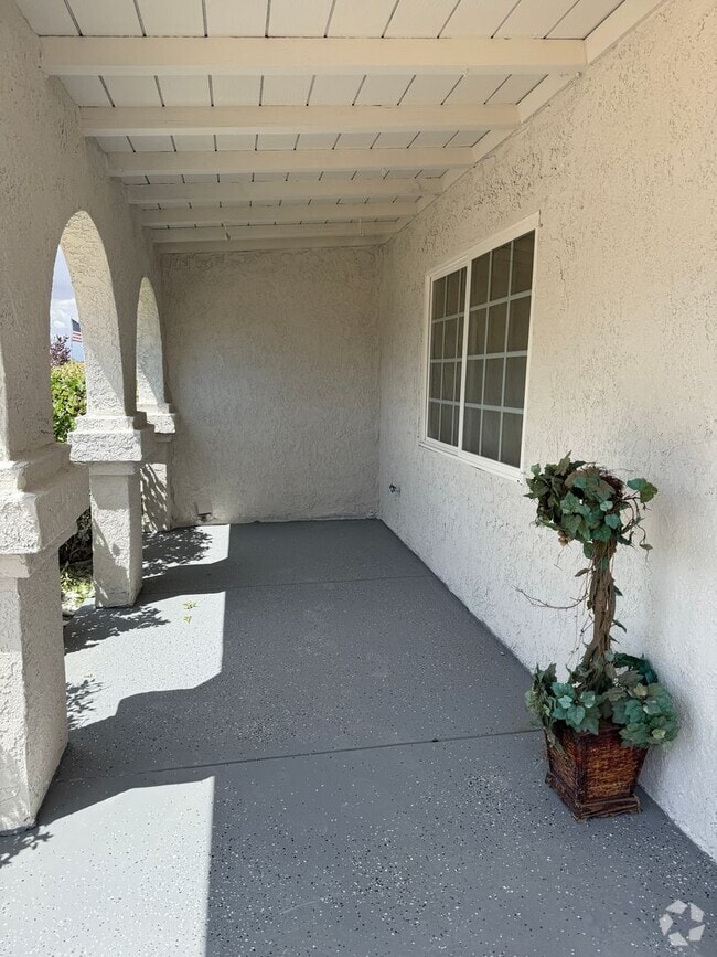 Building Photo - Spacious 3BR Home in Apple Valley | Wood F...