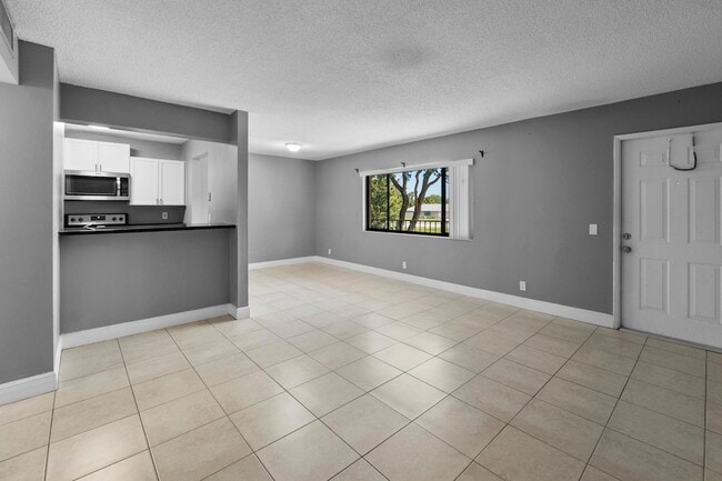 Photo - 818 Meadows Cir