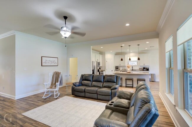 Photo - 725 Esau Ave
