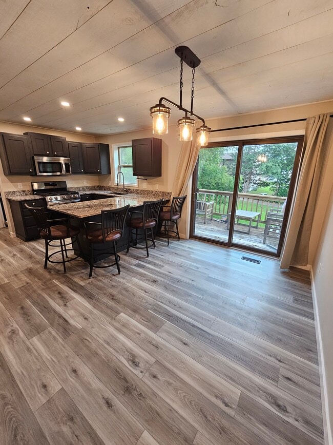 Building Photo - 612 4th St N Unit Recently Renovated Condo!
